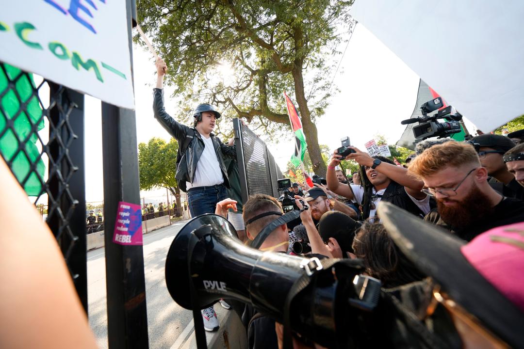 Demonstranter gjennom sperringene