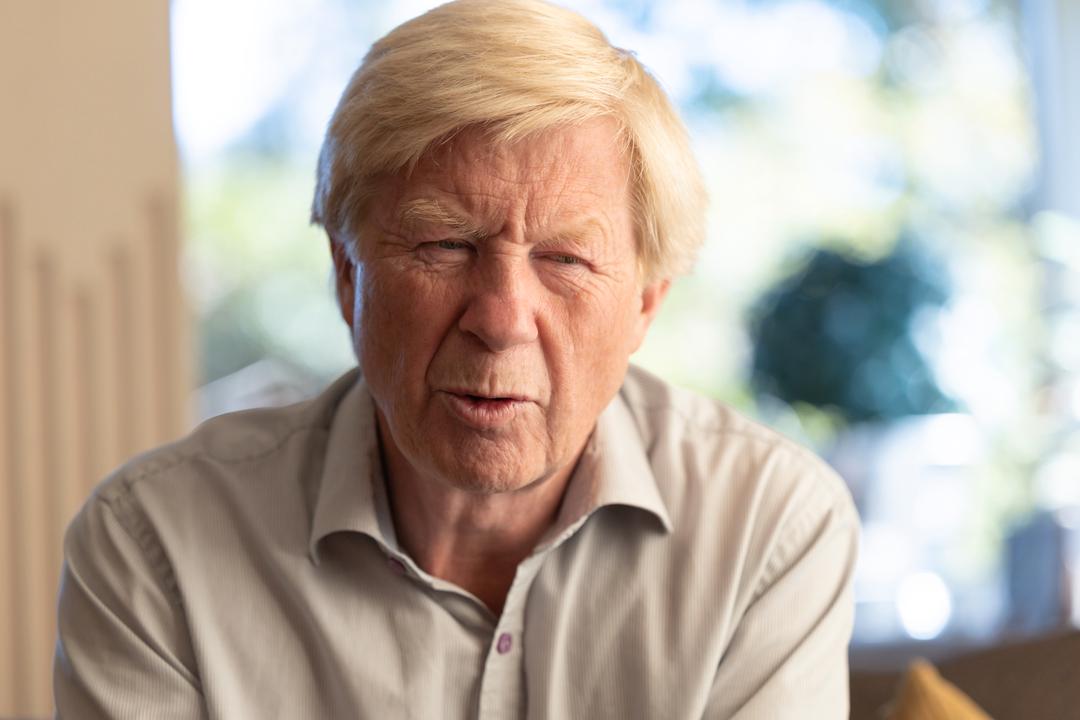 Lege Stig Asplin har akkurat sendt pasienten ut døra med en resept. Så vibrerer telefonen: