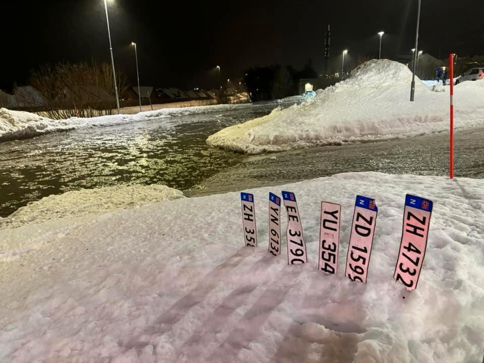 SNODIK: Tromsø was hit by storms on Monday afternoon.  The water has loosened many license plates because of the deep water and because the plates are not screwed down on newer car models.