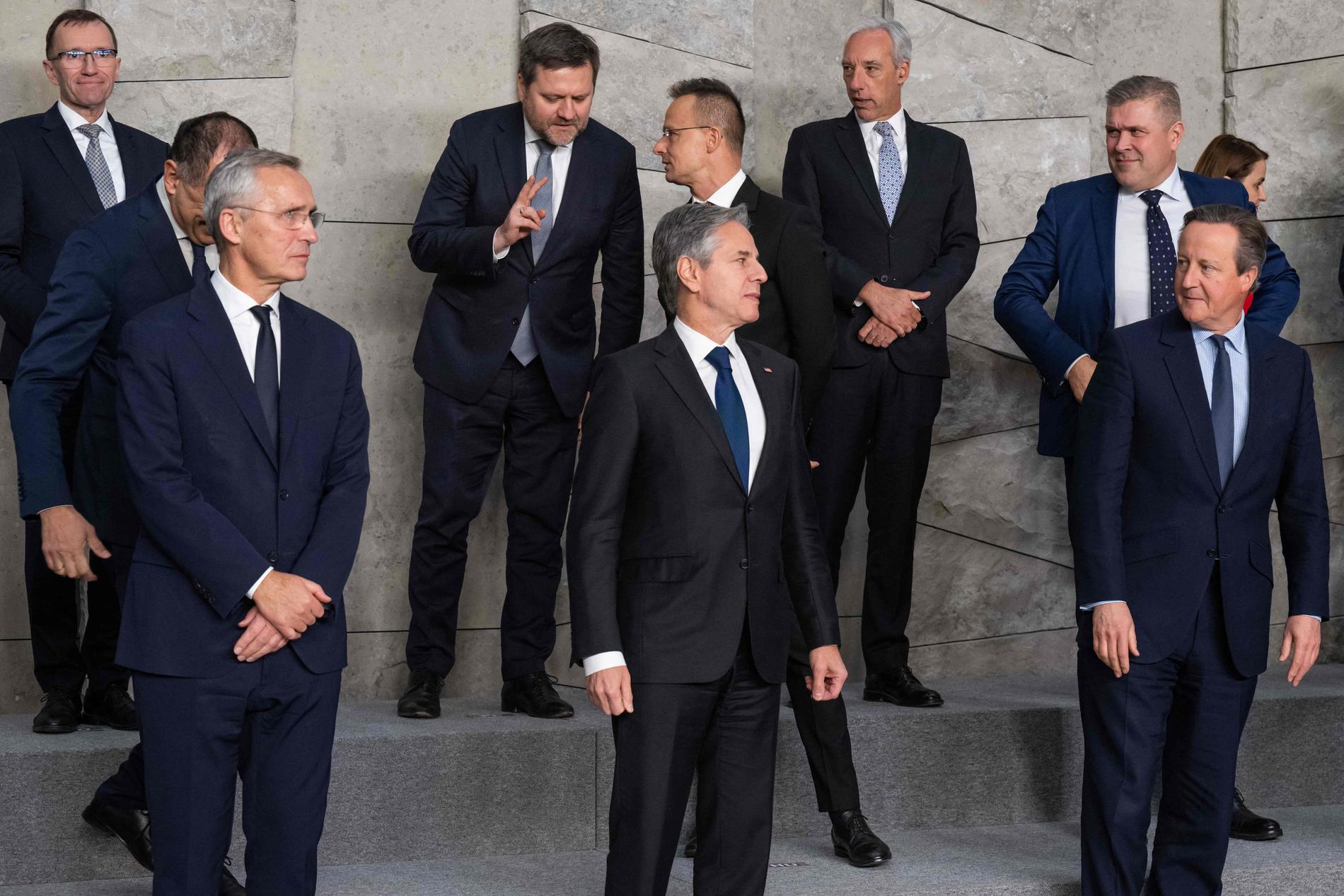 LA PHOTO DE FAMILLE : Le nouveau ministre britannique des Affaires étrangères David Cameron (à droite) a été placé au premier rang avec son collègue américain Antony Blinken et le secrétaire général Jens Stoltenberg, lorsque les ministres des Affaires étrangères de l'OTAN ont posé pour une photo à Bruxelles mardi.  Espen Barth Eide est à l'arrière gauche de la photo. 