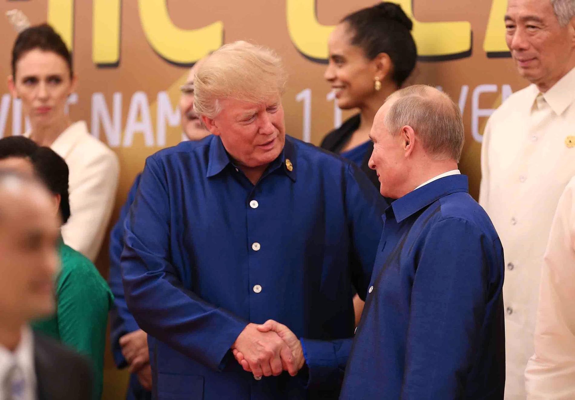 On the talk in full swing: Donald Trump and Vladimir Putin in conversation at the APEC summit in Vietnam in 2017.