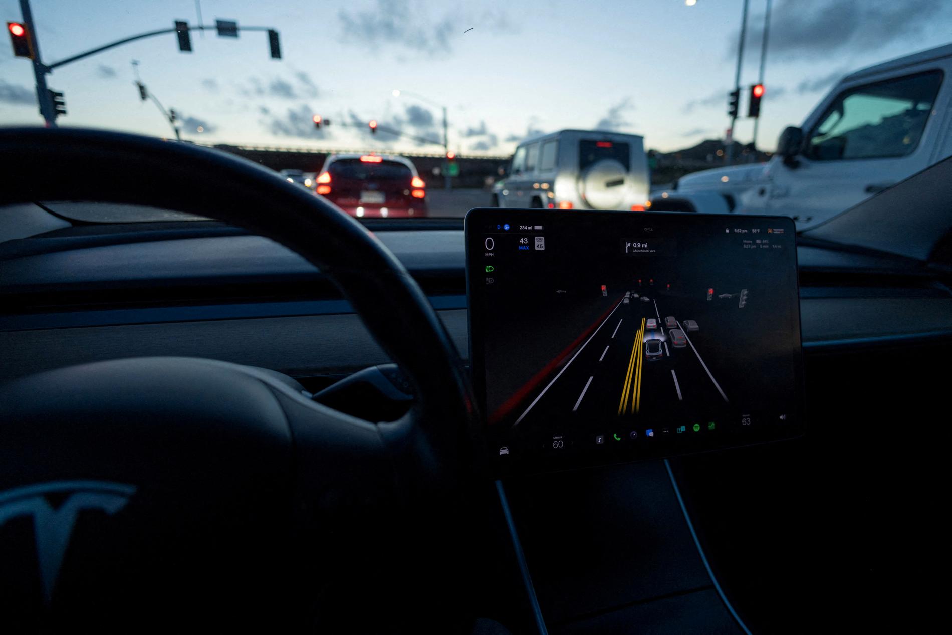 I dipendenti Tesla hanno condiviso filmati speciali dell’auto del cliente: l’E24
