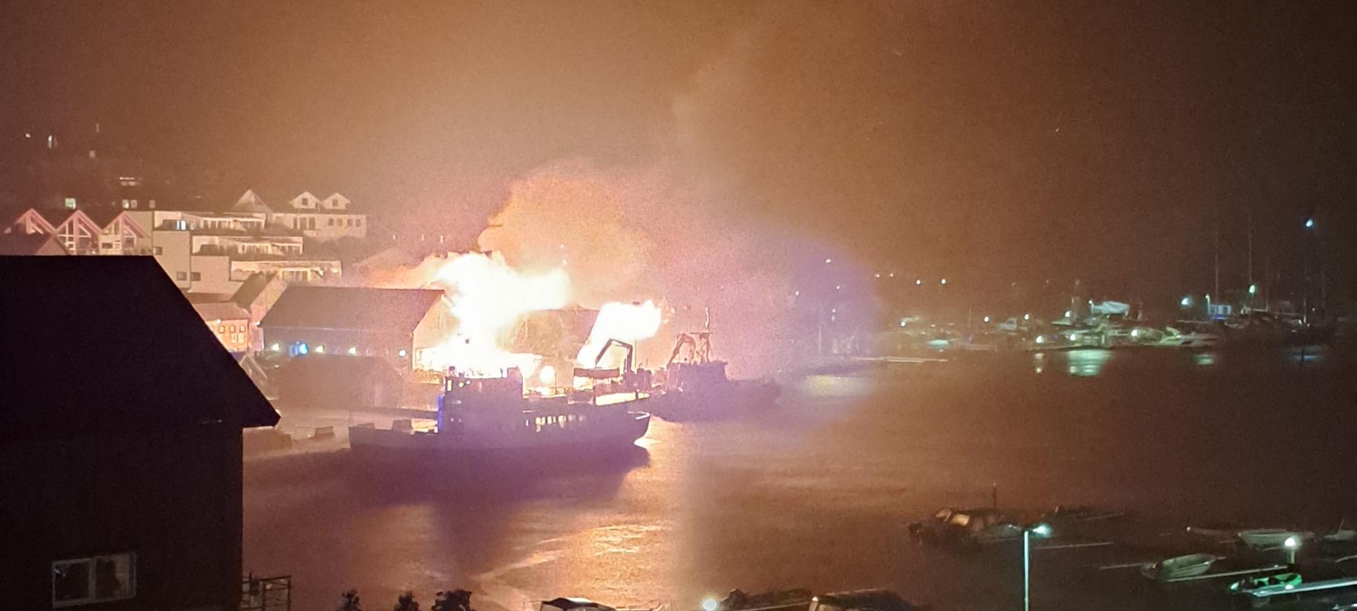 Multiple Sea Houses on Fire in Hommersåk: Urgent Situation at the Harbor