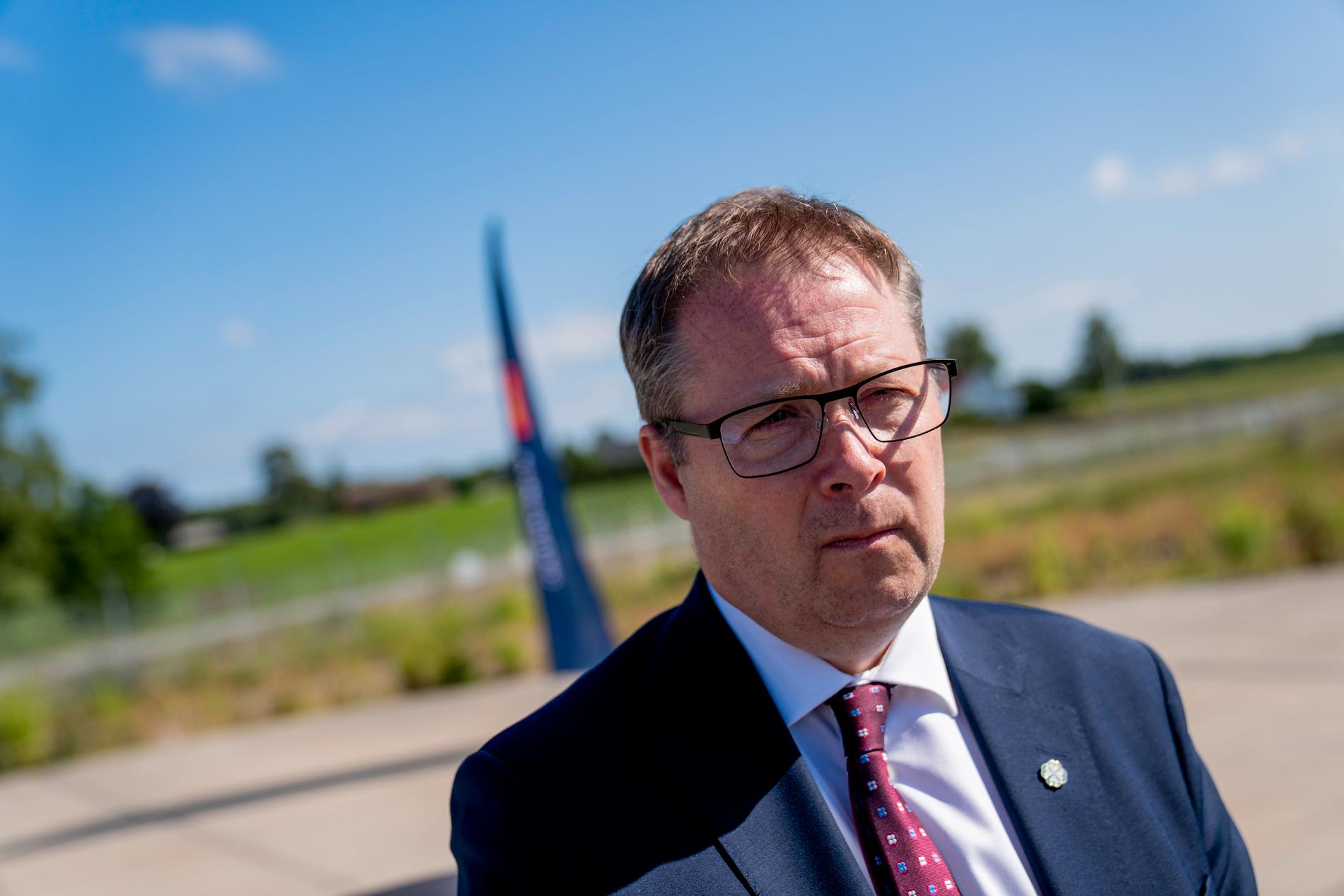 Forsvarsminister Bjørn Arild Gram (SP), her under et besøk på Kongsberg Aviation Maintenance Services på Rygge.
