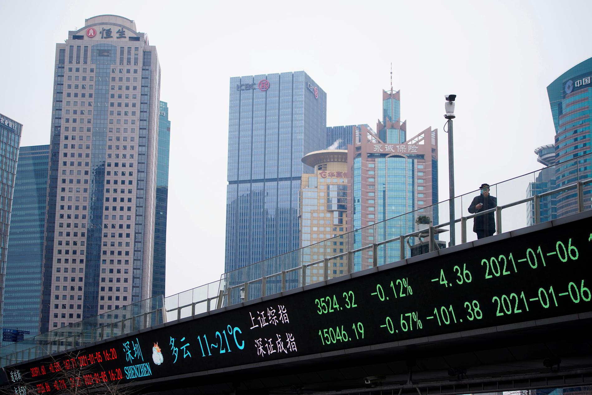 Shanghai-børsen faller onsdag morgen. Her fra finansdistriktet i Shanghai.