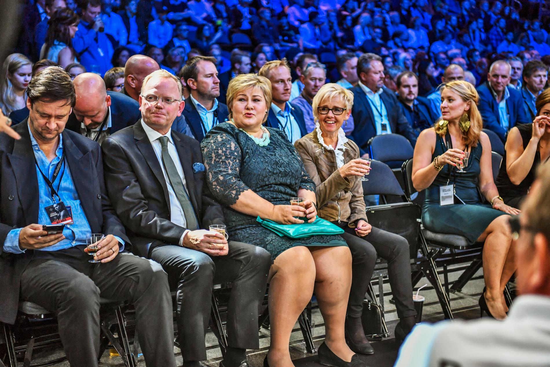 CLOSE: John Christian Elden and Sindre Finnes are friends.  Here with, among others, Erna Solberg at Cecilia Brækhus' boxing match in 2016.