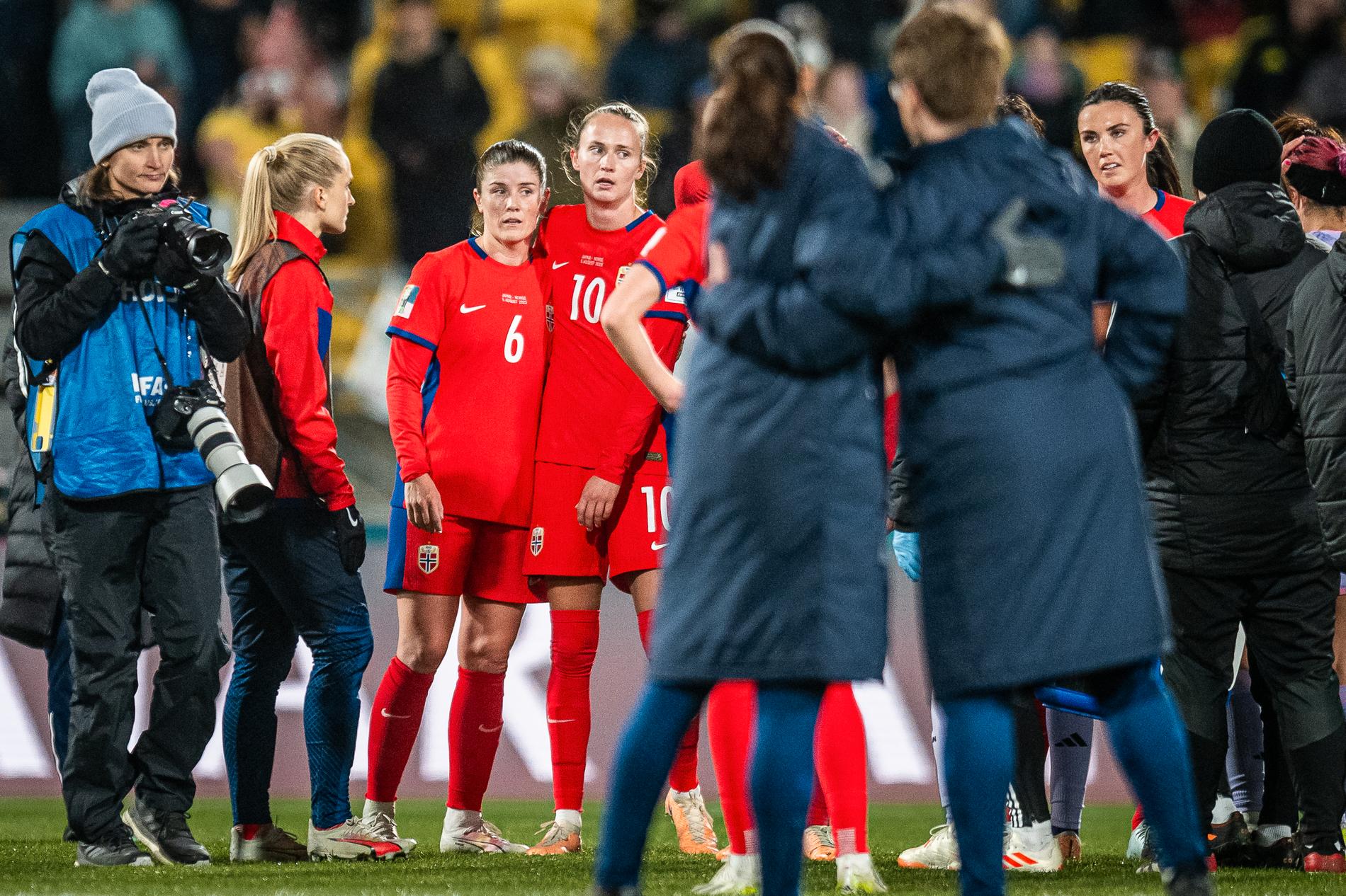 It needs to be taken up: Karl-Peter Löcken and the National Football Association, among other things, are spending a lot of money on bringing the Norwegian women's national team back to the top.  Here are Maren Melde and Caroline Graham-Hansen after losing to Japan in the World Cup.