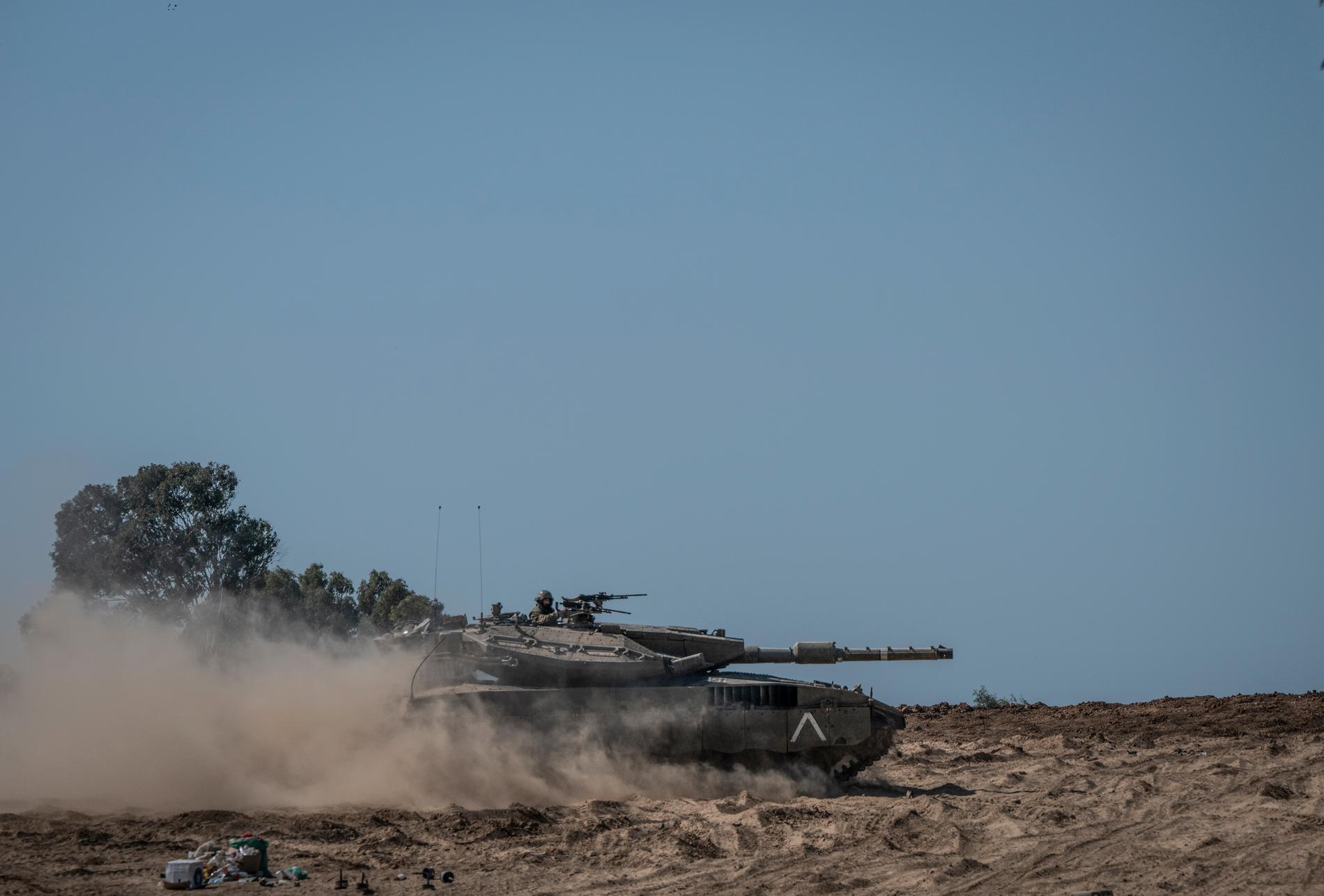 L'esercito israeliano sta rafforzando le sue forze lungo il confine con Gaza.  I soldati di Hamas morti giacevano ancora in un mucchio lì vicino.
