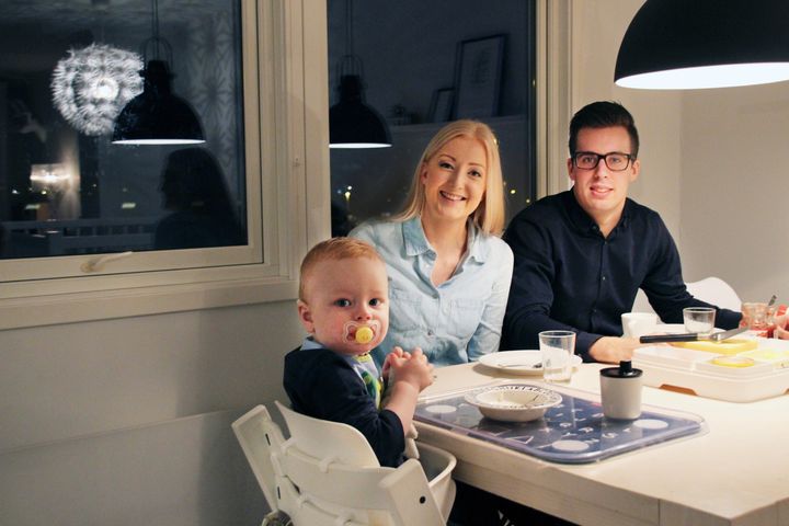 SUNN FORNUFT: Som så mye annet i huset til Silje Havdal og familien, er bordet de spiser frokost rundt selvlaget – med god hjelp av forbrukerøkonomens far.