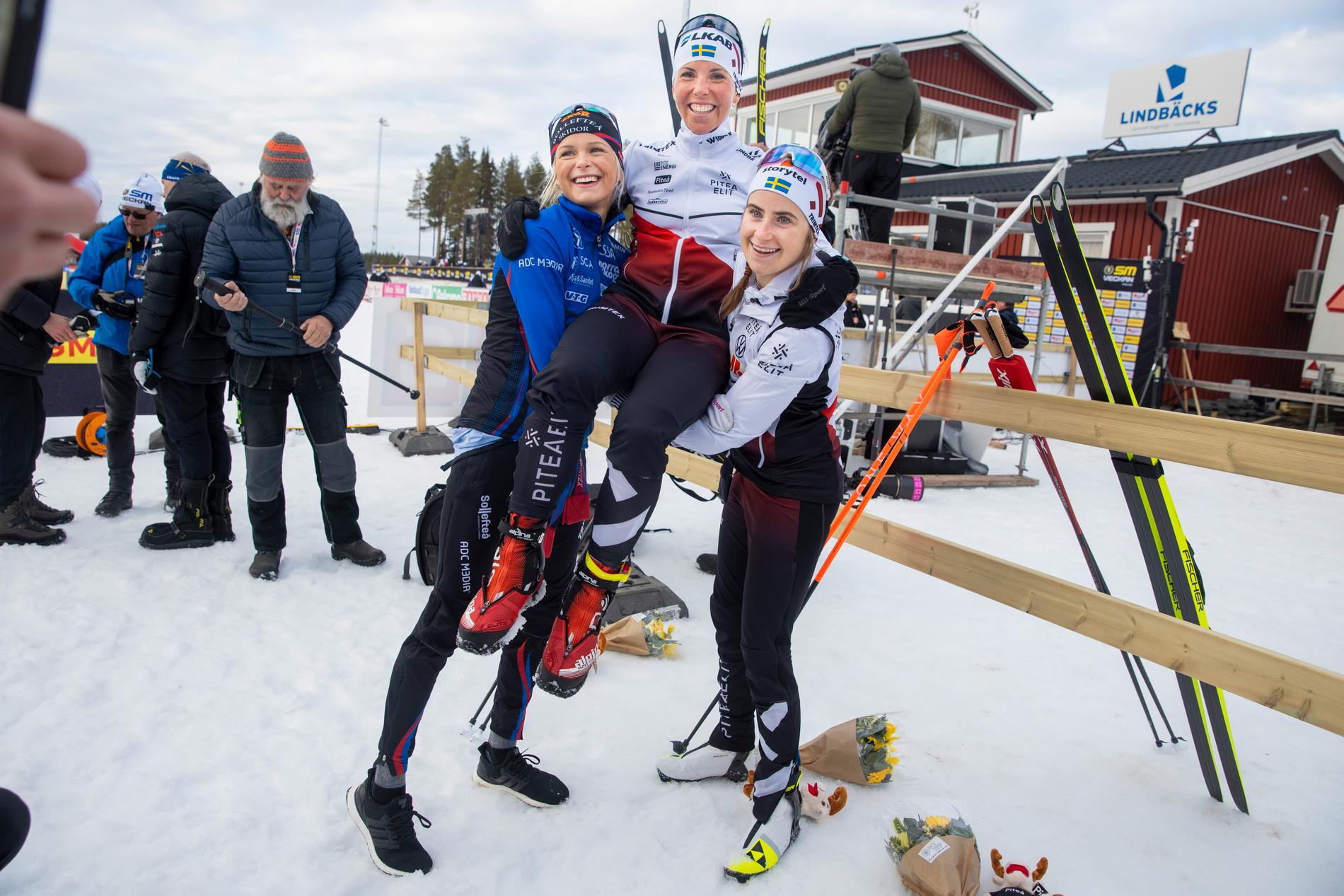 Ringraziala: Frida Karlsson ed Ebba Andersson hanno reso omaggio a Charlotte Kalla durante i Campionati svedesi del 2022, poco prima del suo ritiro. 