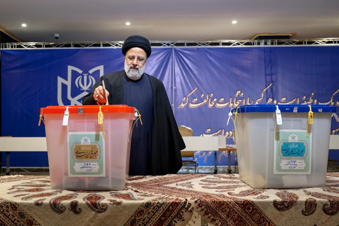 Medier: Ultrakonservative seiret i valget i Iran