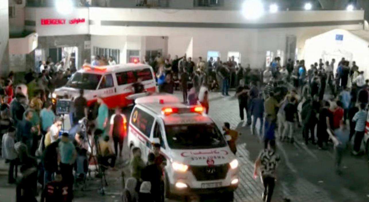 Immagini televisive dall'ospedale Al Awda venerdì sera.