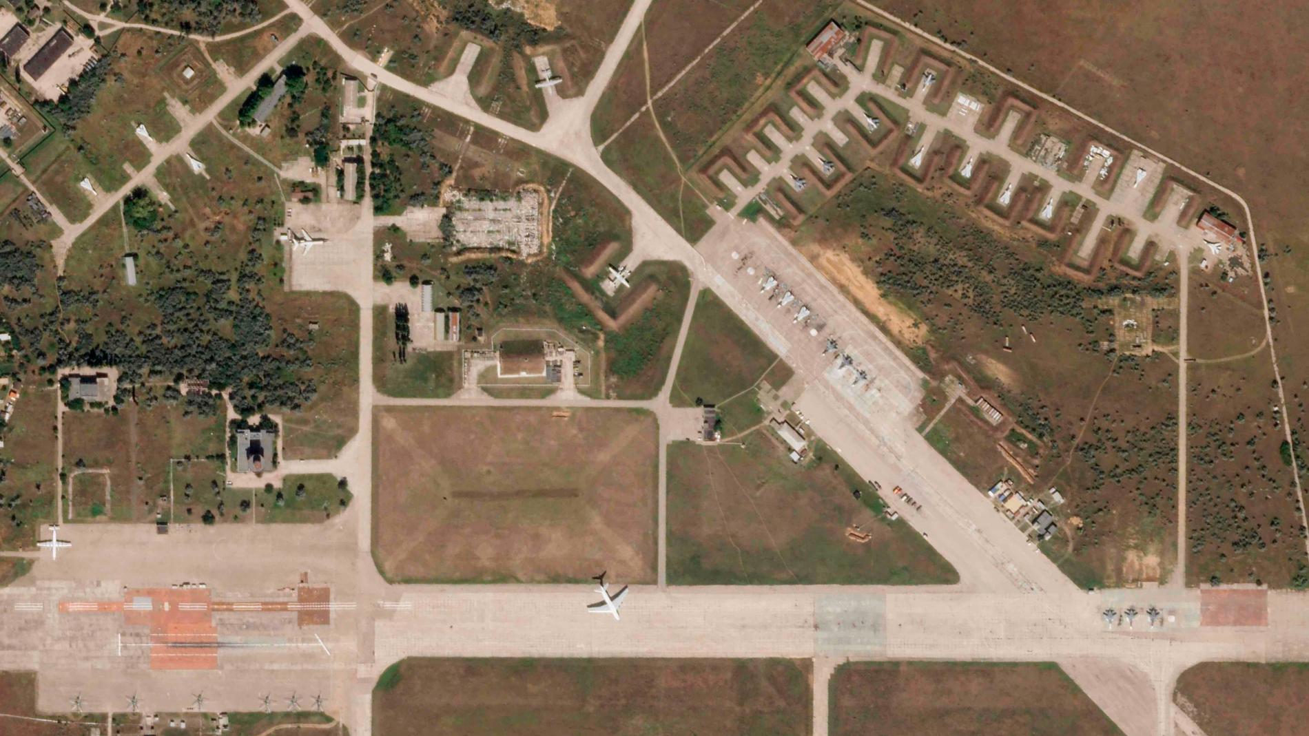 Satellittbilder viser ødelagte fly på Krim: - Sår tvil om Russlands forklaring.