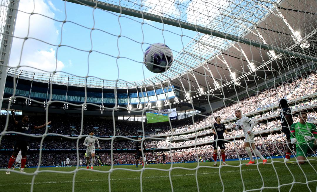 Uomo pugnalato a morte fuori dal Tottenham Stadium: la partita di Premier League va come previsto