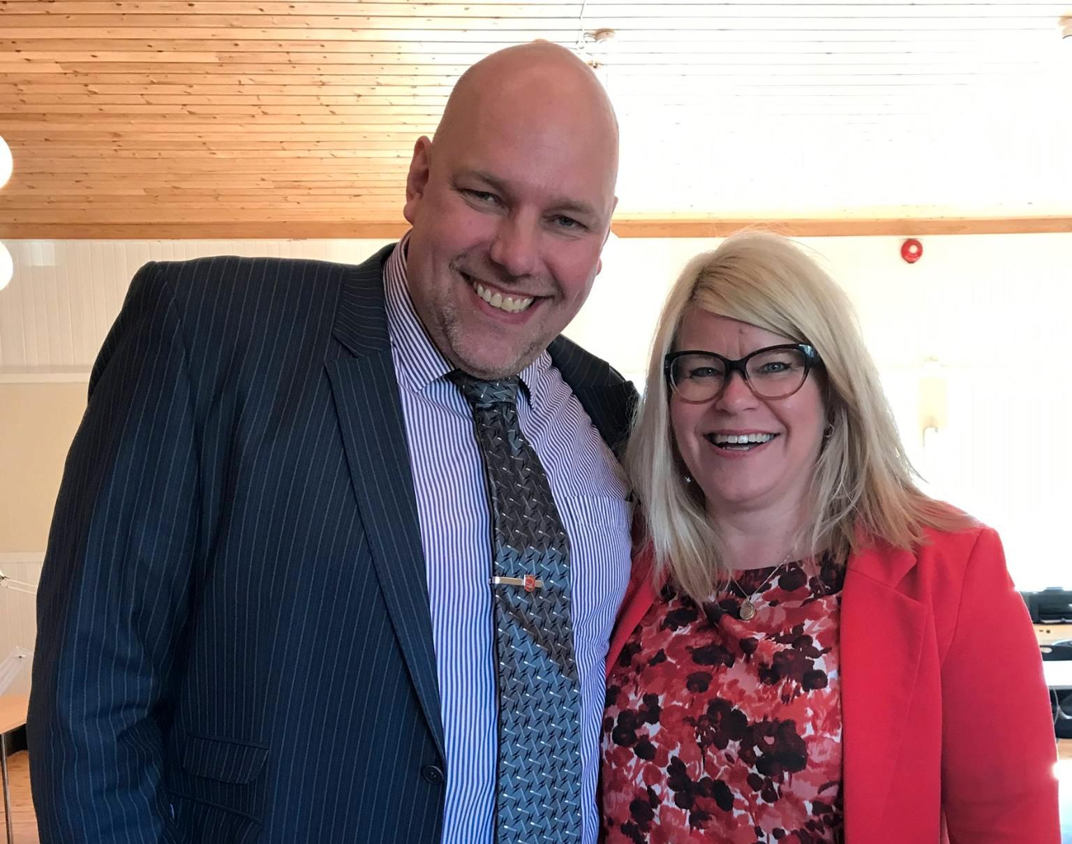 Struggle for chains: Finnmark's next county mayor is Hans-Jakob Bona.  Here he is pictured with Labor front-runner Linda Peet Randall.  In recent years, he served as director of Innovation Norway.