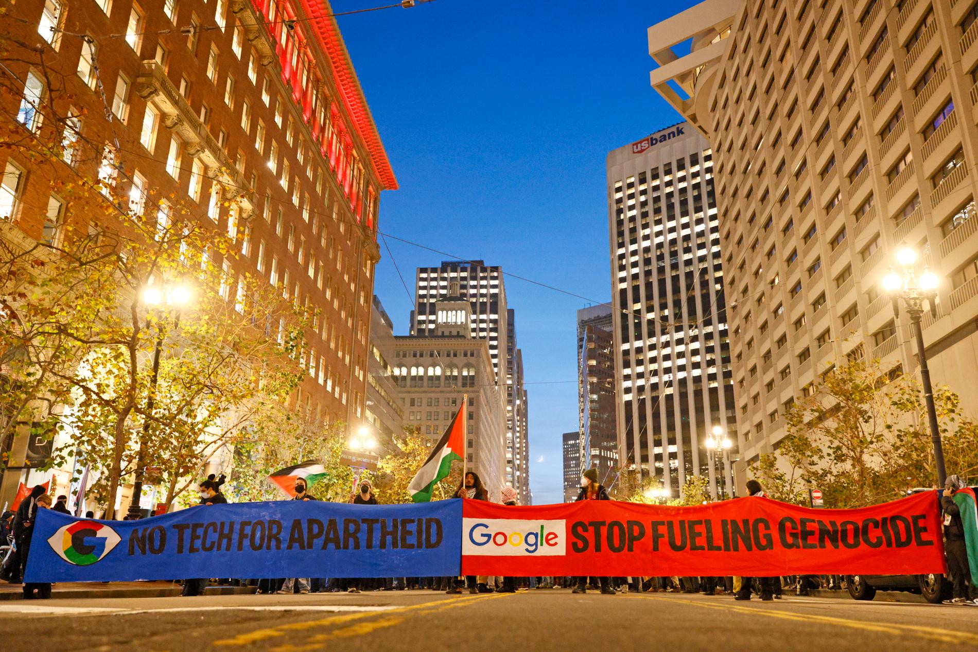 Tusener protesterte utenfor Google-kontorer i San Francisco i fjor. 