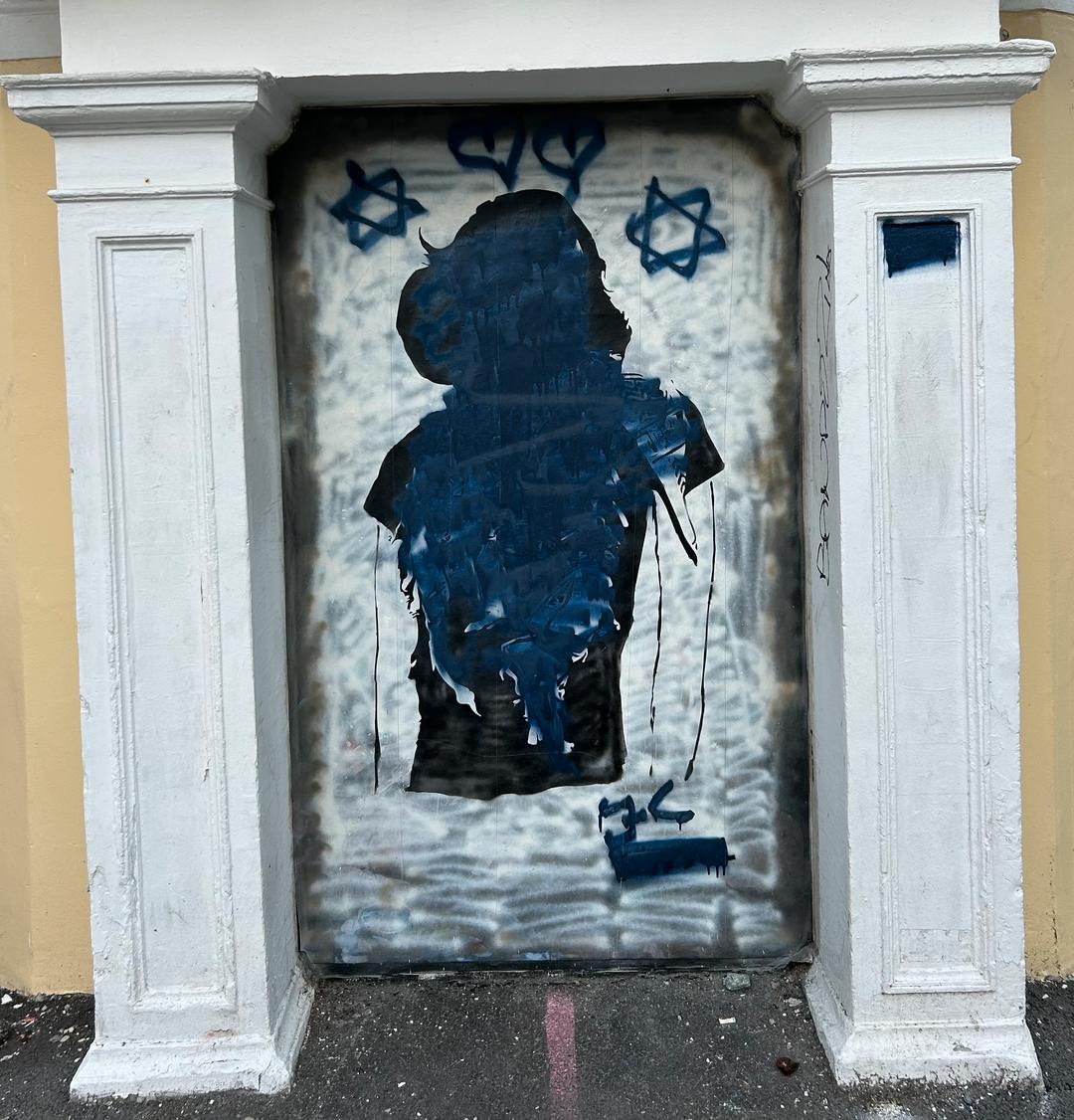 Anne Frank-maleri i Bergen ødelagt: – Veldig leit