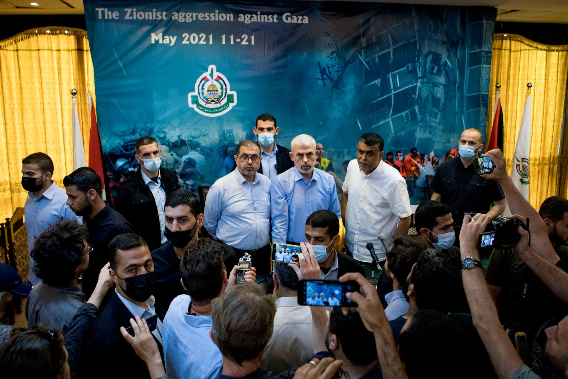  Israel trapper opp jakten på Hamas-topp Yahya Sinwar (i midten). Her fra da VG deltok på en pressekonferanse med Sinwar i Gaza i 2021.