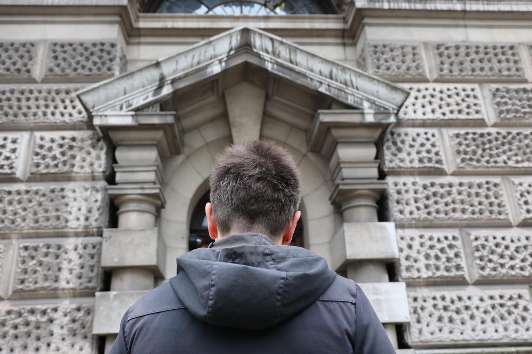 18-åring forblir i britisk fengsel